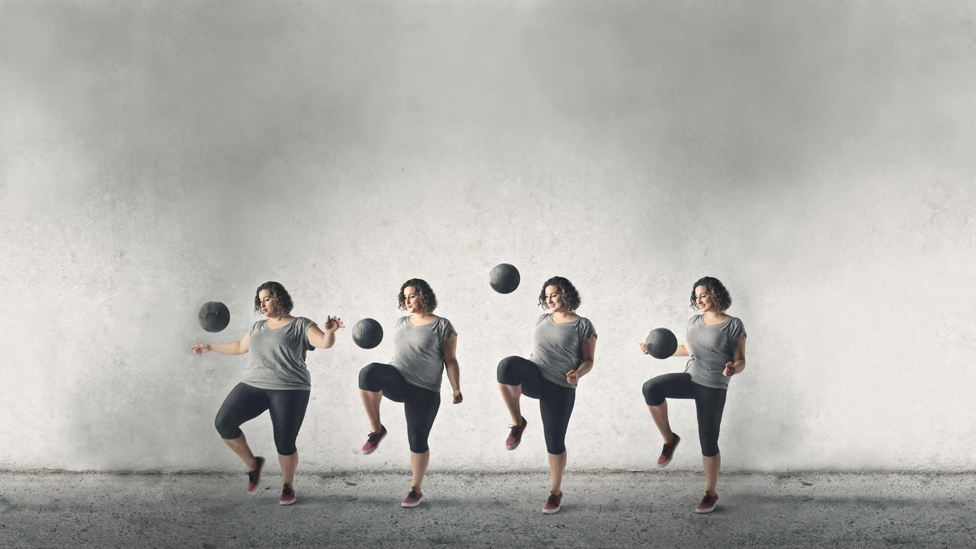 Bild Frau macht Übungen mit einem Ball Bild Frau macht Übungen mit einem Ball